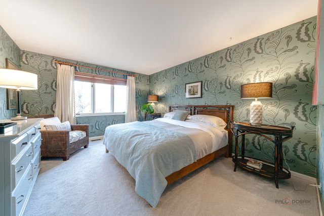 1 Astor Court, Lincolnshire, IL 60045