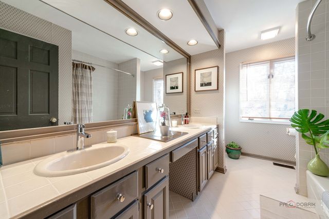 1 Astor Court, Lincolnshire, IL 60045