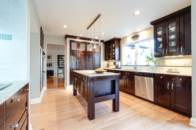 1 Astor Court, Lincolnshire, IL 60045