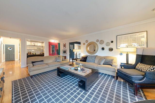 1 Astor Court, Lincolnshire, IL 60045