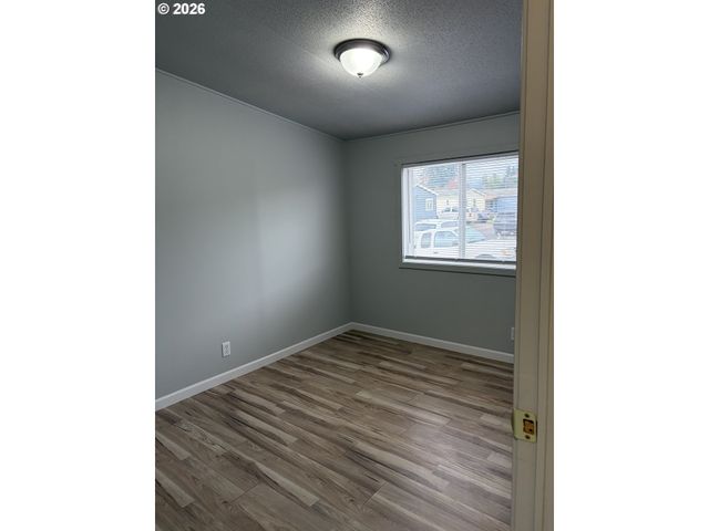 700 N MILL St 21, Creswell, OR 97426