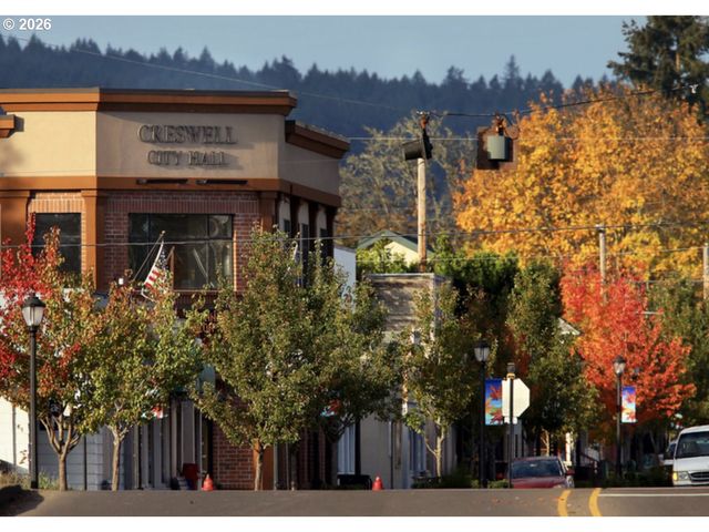 700 N MILL St 21, Creswell, OR 97426