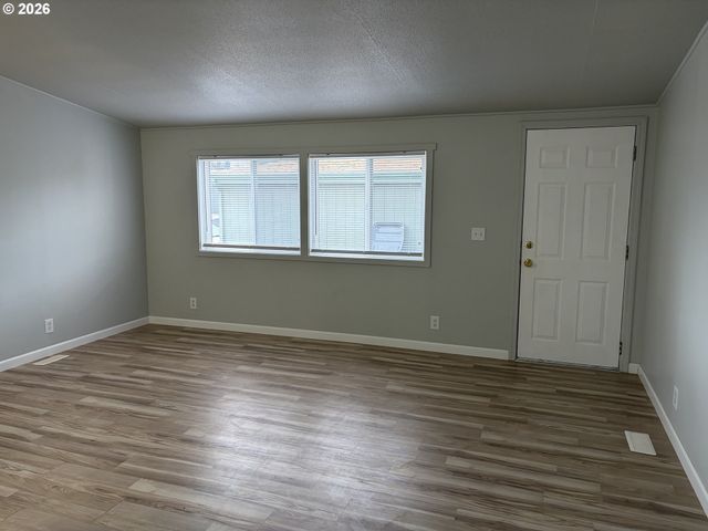 700 N MILL St 21, Creswell, OR 97426