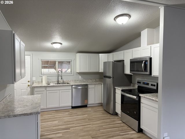 700 N MILL St 21, Creswell, OR 97426