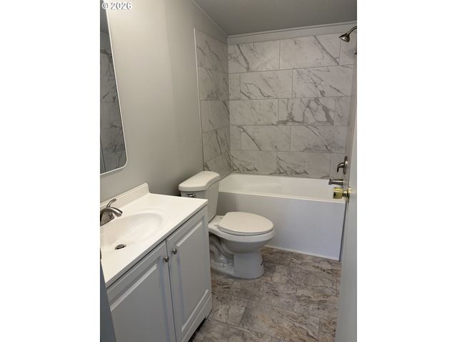 700 N MILL St 21, Creswell, OR 97426