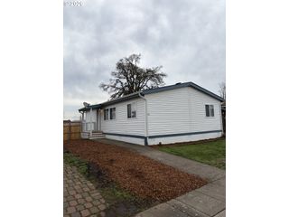 700 N MILL St 21, Creswell, OR 97426