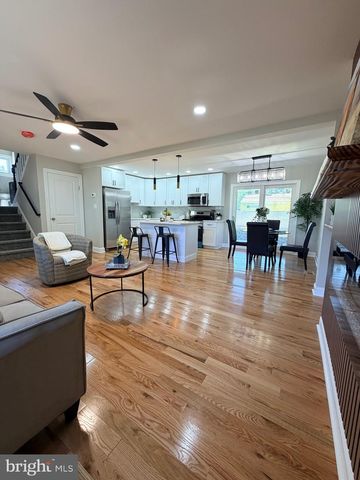 6 MERRY RD, Newark, DE 19713
