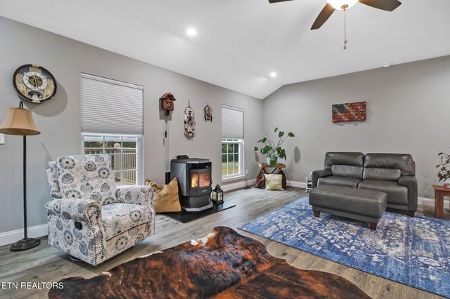 1095 Fuagte Rd, Evensville, TN 37332