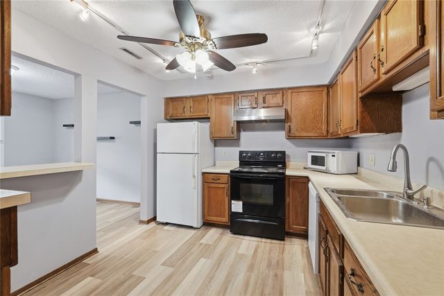 1240 49th Street 6, West Des Moines, IA 50266