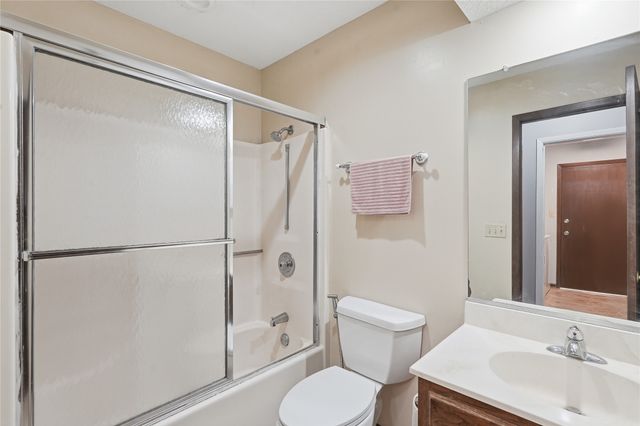 1240 49th Street 6, West Des Moines, IA 50266