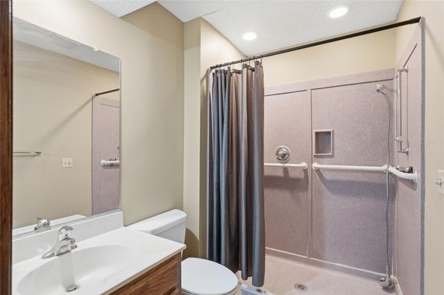 1240 49th Street 6, West Des Moines, IA 50266