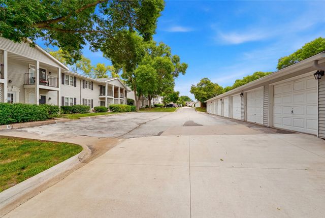 1240 49th Street 6, West Des Moines, IA 50266
