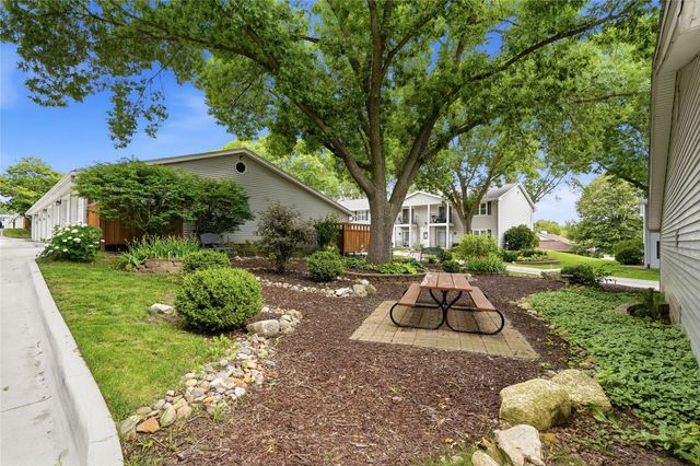 1240 49th Street 6, West Des Moines, IA 50266