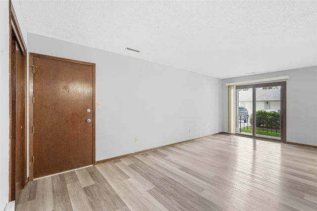 1240 49th Street 6, West Des Moines, IA 50266