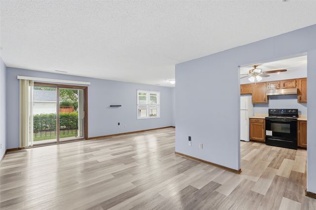 1240 49th Street 6, West Des Moines, IA 50266