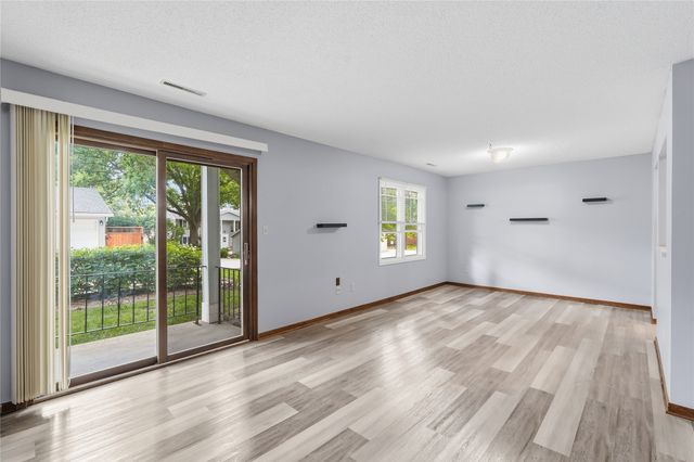 1240 49th Street 6, West Des Moines, IA 50266