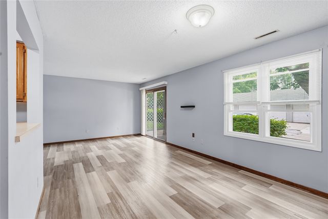 1240 49th Street 6, West Des Moines, IA 50266