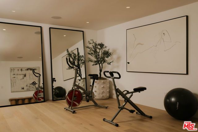 255 S Bentley Avenue, Los Angeles, CA 90049