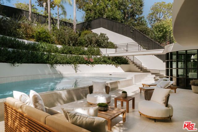 255 S Bentley Avenue, Los Angeles, CA 90049