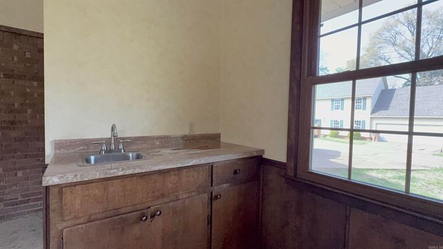 4 Carroll Cv, Forrest City, AR 72335