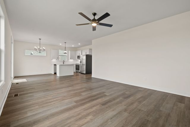 193 Bluebell Dr, Clarksville, TN 37043