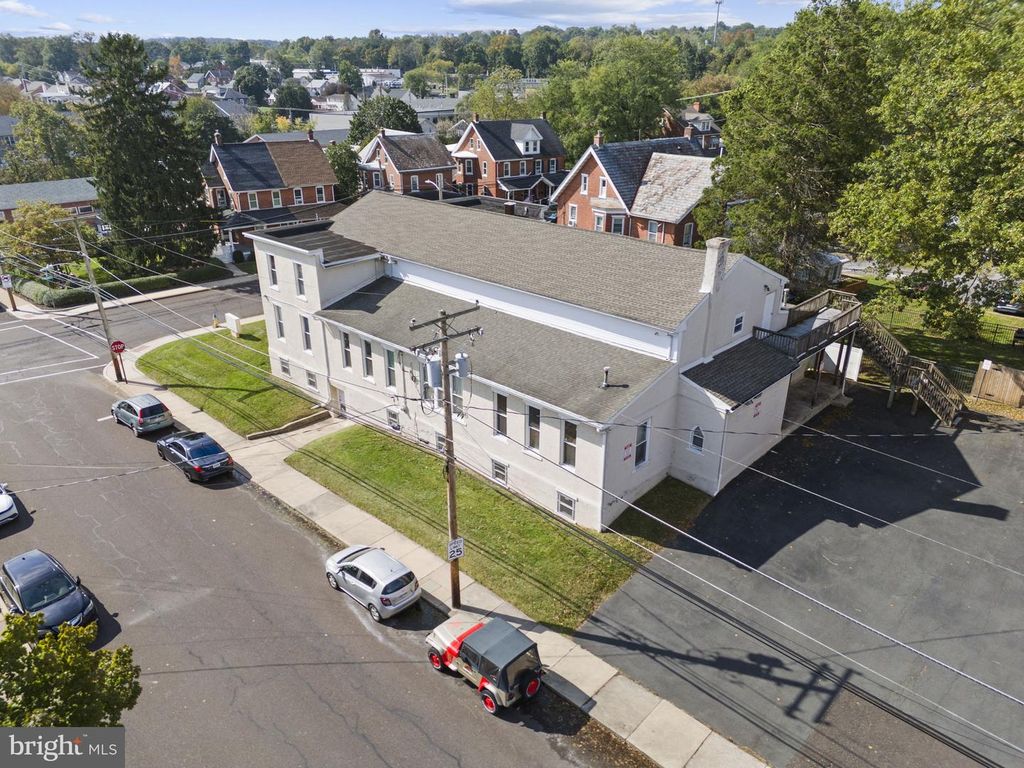 401 W WALNUT ST, PERKASIE, PA 18944 — exterior