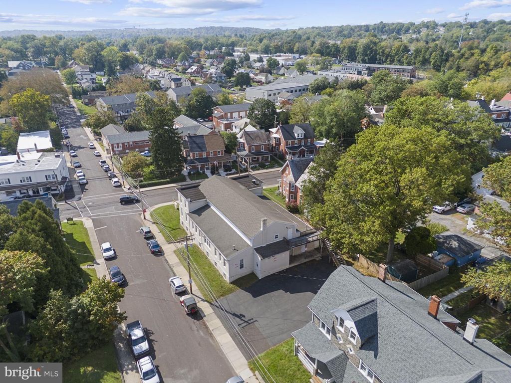 401 W WALNUT ST, PERKASIE, PA 18944 — photo 3