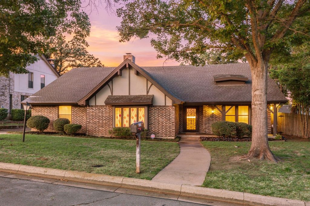 2214 Wilson Drive, Arlington, TX 76011