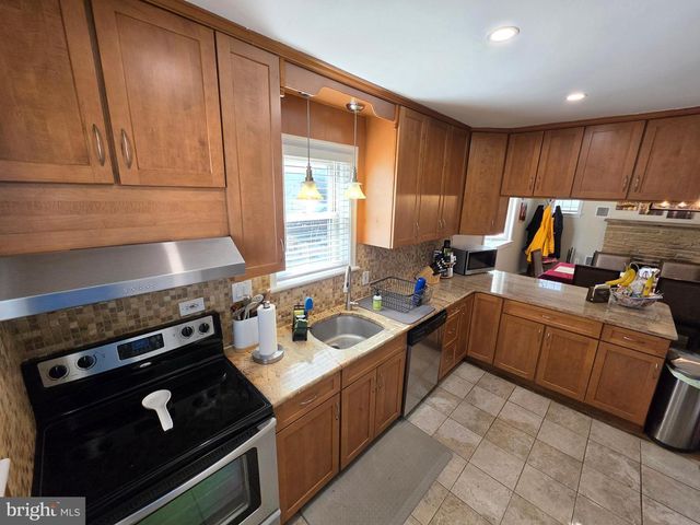 142 NEW RD, Horsham, PA 19044