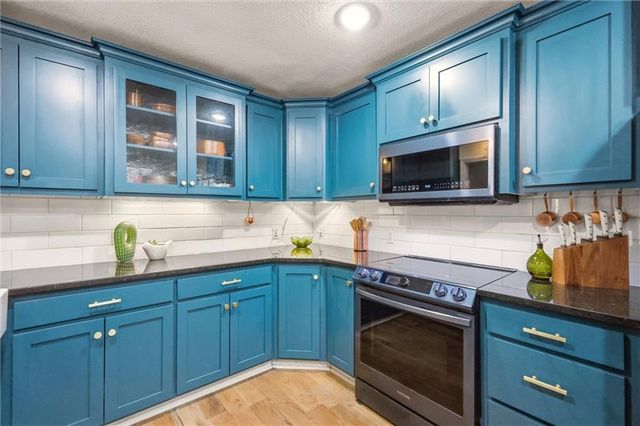 6004 NW Crystal Pool Drive, Platte Woods, MO 64151