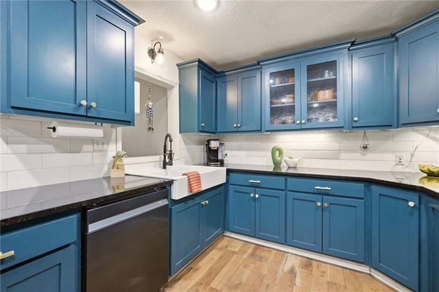 6004 NW Crystal Pool Drive, Platte Woods, MO 64151