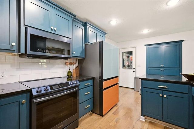 6004 NW Crystal Pool Drive, Platte Woods, MO 64151