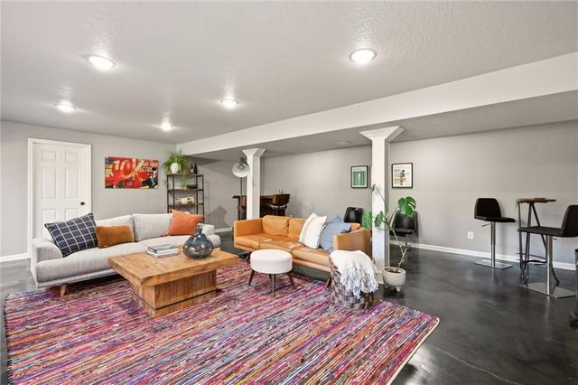 6004 NW Crystal Pool Drive, Platte Woods, MO 64151