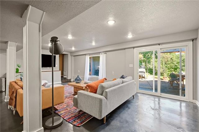 6004 NW Crystal Pool Drive, Platte Woods, MO 64151