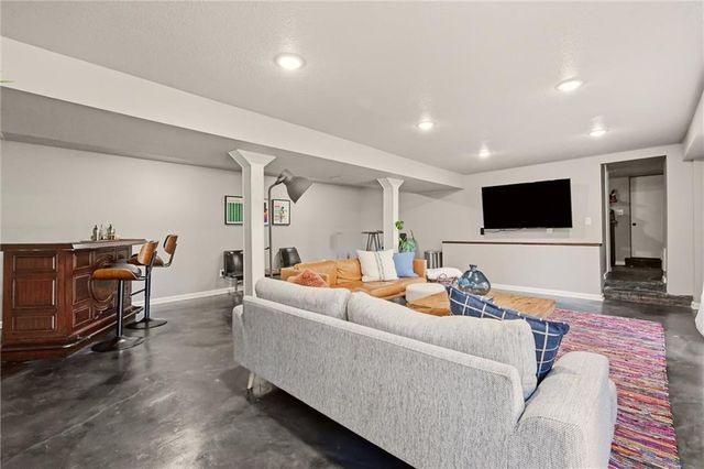 6004 NW Crystal Pool Drive, Platte Woods, MO 64151