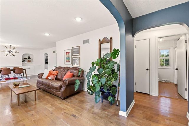 6004 NW Crystal Pool Drive, Platte Woods, MO 64151