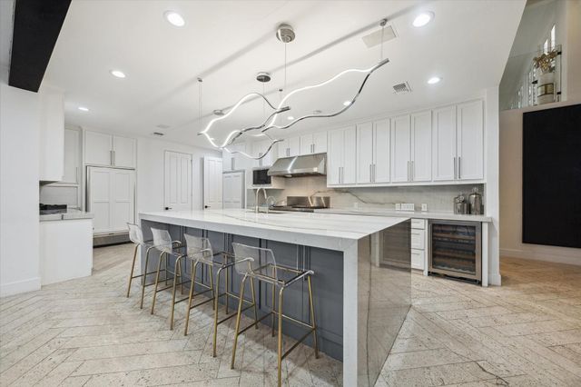 8 E Rivercrest Drive, Houston, TX 77042