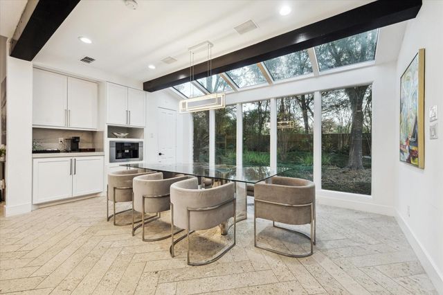 8 E Rivercrest Drive, Houston, TX 77042