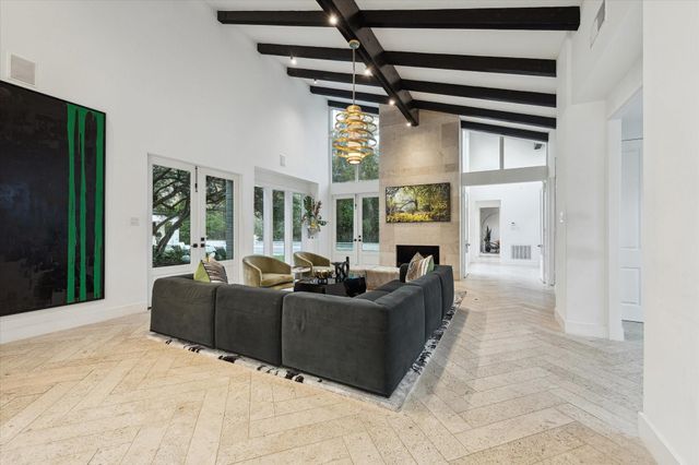 8 E Rivercrest Drive, Houston, TX 77042