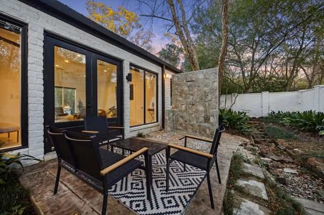 8 E Rivercrest Drive, Houston, TX 77042