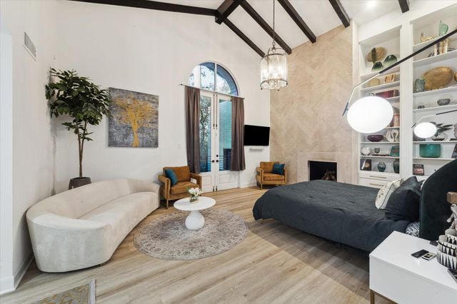 8 E Rivercrest Drive, Houston, TX 77042