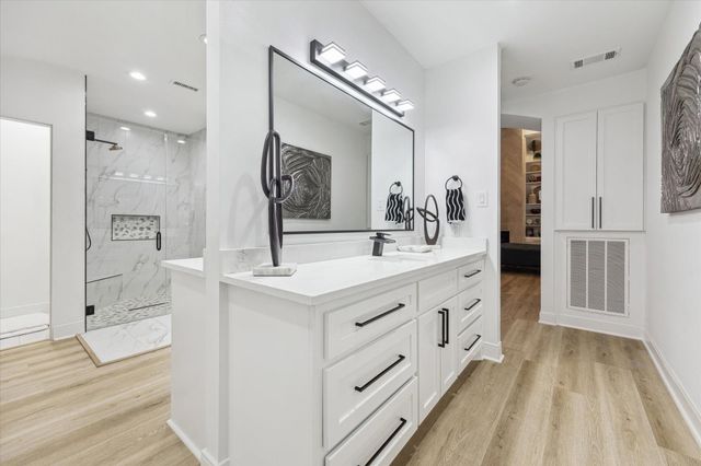 8 E Rivercrest Drive, Houston, TX 77042