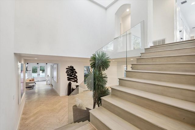 8 E Rivercrest Drive, Houston, TX 77042