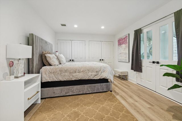 8 E Rivercrest Drive, Houston, TX 77042