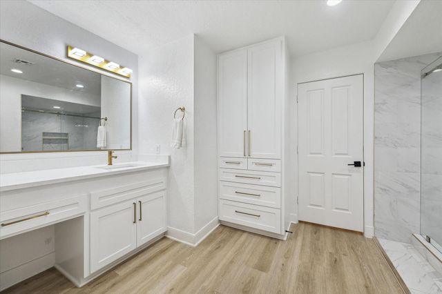 8 E Rivercrest Drive, Houston, TX 77042