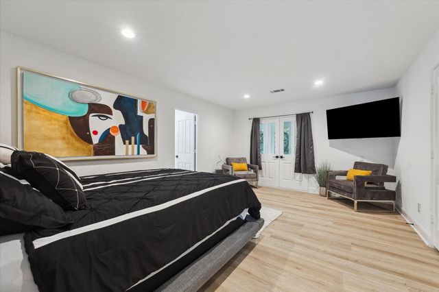 8 E Rivercrest Drive, Houston, TX 77042