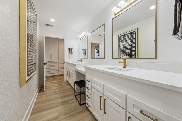 8 E Rivercrest Drive, Houston, TX 77042