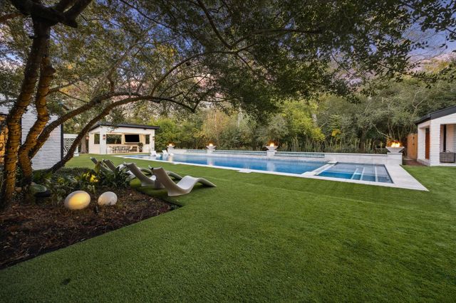 8 E Rivercrest Drive, Houston, TX 77042