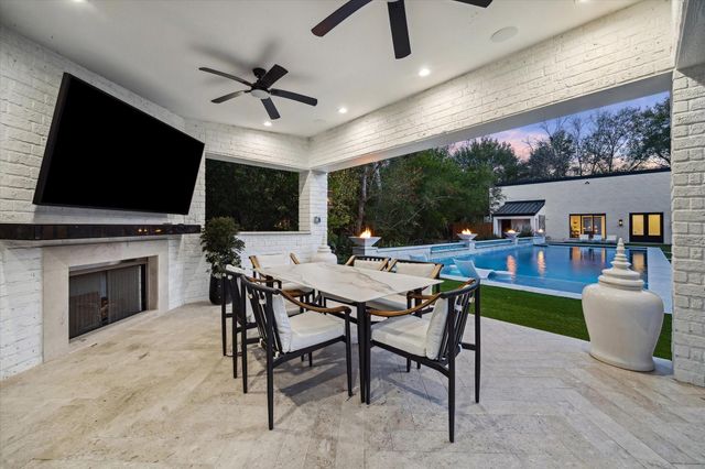 8 E Rivercrest Drive, Houston, TX 77042