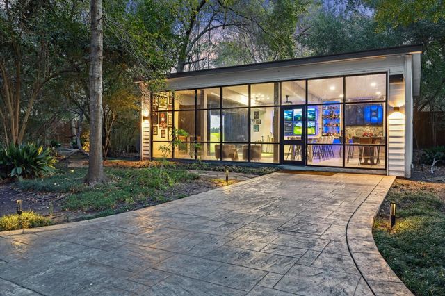 8 E Rivercrest Drive, Houston, TX 77042